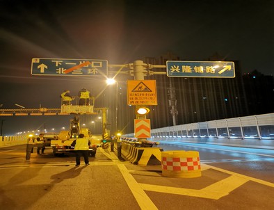 海东郑州市北三环彩虹桥交通标志牌安装现场